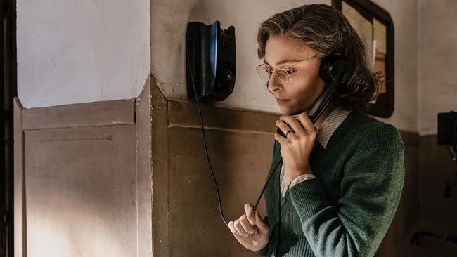 Ida erhält einen telefonischen Anruf.