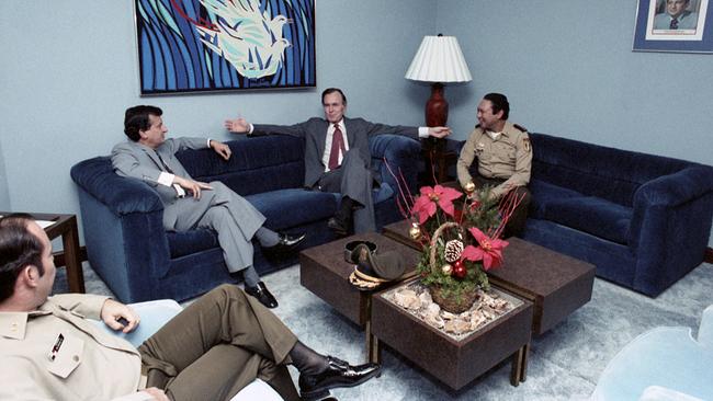 Am 11. Dezember 1983 traf Vizepräsident George Bush den panamaischen Präsidenten Ricardo de la Espriella; Manuel Noriega war anwesend.