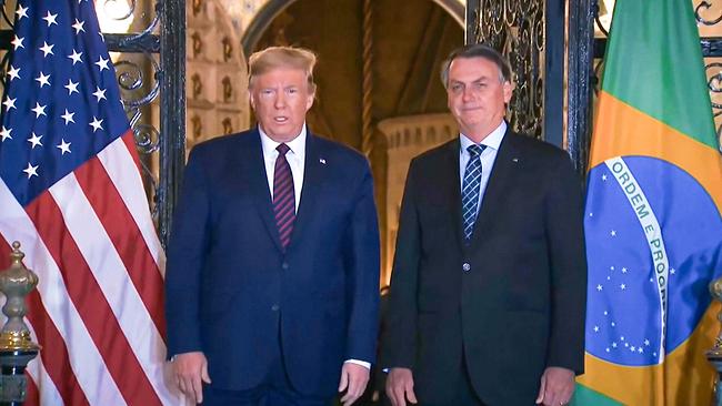 Donald Trump steht neben Jair Bolsonaro während eines Abendessens, an dem die beiden damaligen Präsidenten teilnahmen, am 7. März 2020 in Mar-a-Lago in Palm Beach, Florida.