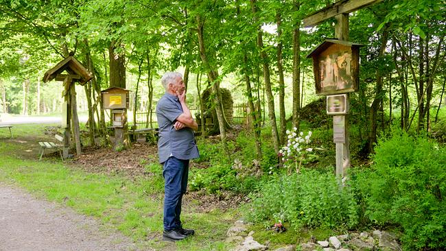 Leben nach der Berg-Tragödie: Hans Kern vor der Kreuzwegstation