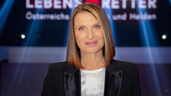 Moderatorin Barbara Stöckl auf der Bühne vor Schriftzug "Lebensretter - Österreichs Heldinnen und Helden"