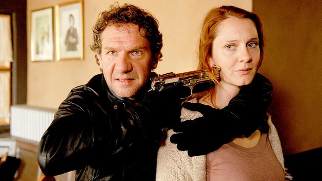 Im Bild: Der Gangster Daniele (Johannes Zeiler) möchte sich mit Petra (Daniela Schulz) als Geisel freipressen.