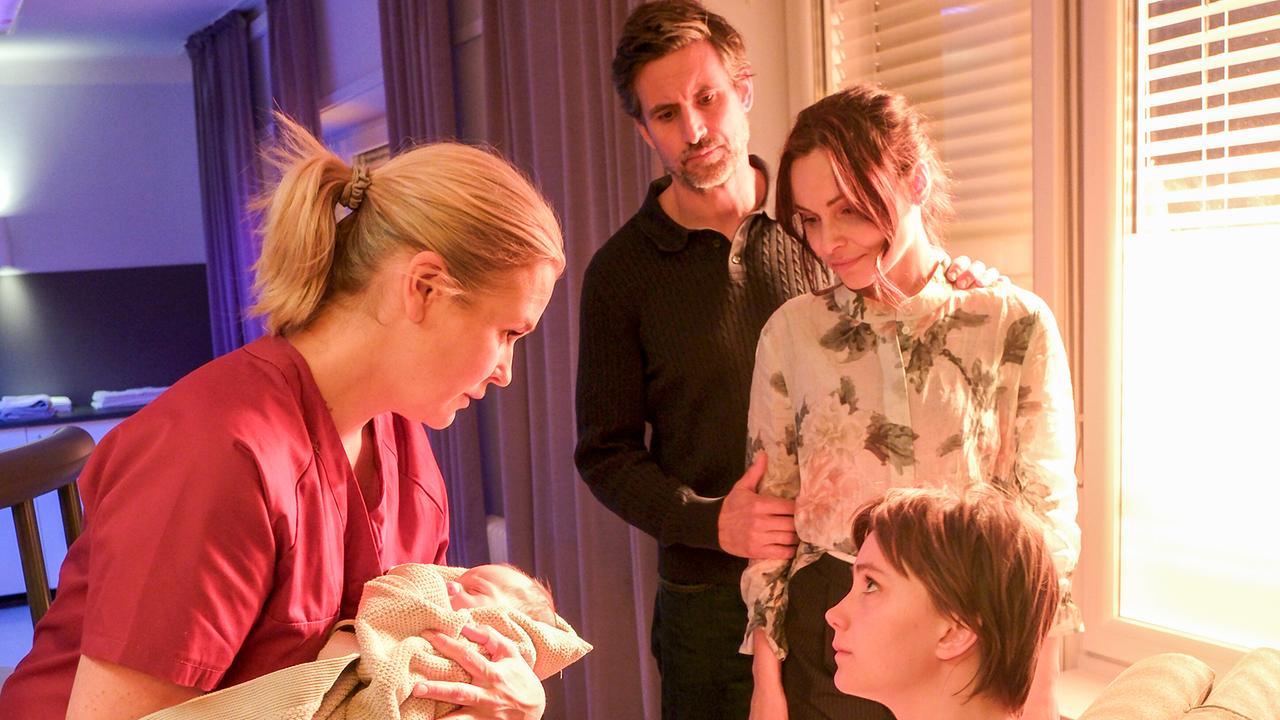 Geprägt von einer schwierigen Kindheit entschließt sich Mona Treutlein, ihr Baby direkt nach der Geburt an Katina und Jan Wolff zur Adoption freizugeben. Lena Lorenz spürt ihre Zweifel.