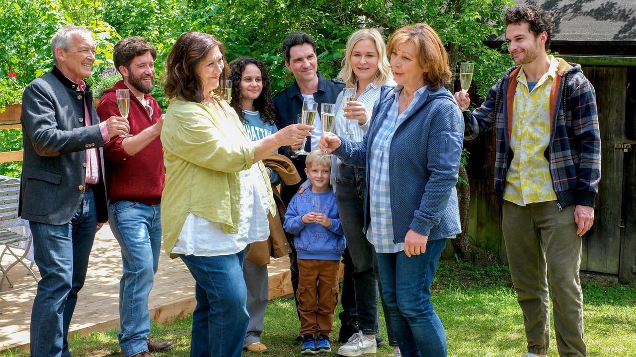 Alle am Lorenzhof stoßen auf den überraschenden Besuch von Liz White an.
