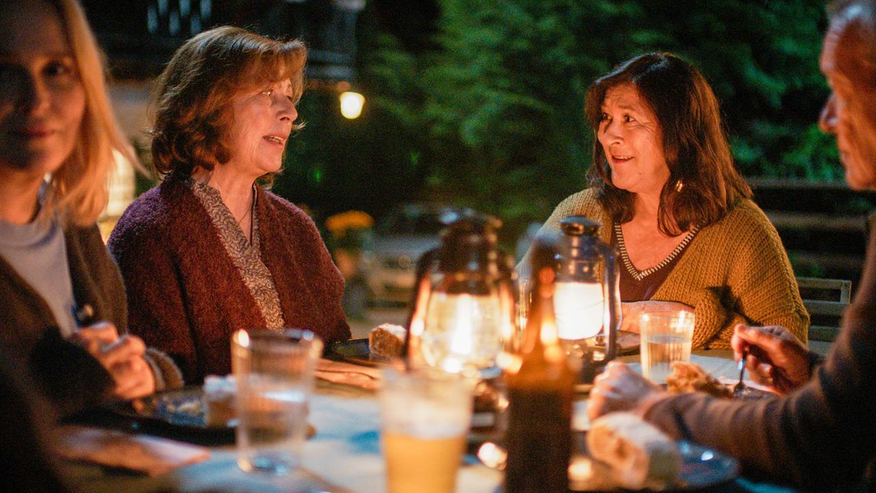 Eva, Vinz  und Lena sind froh, dass Liz White sich dazu entschlossen hat, auf den Lorenzhof zu ziehen.