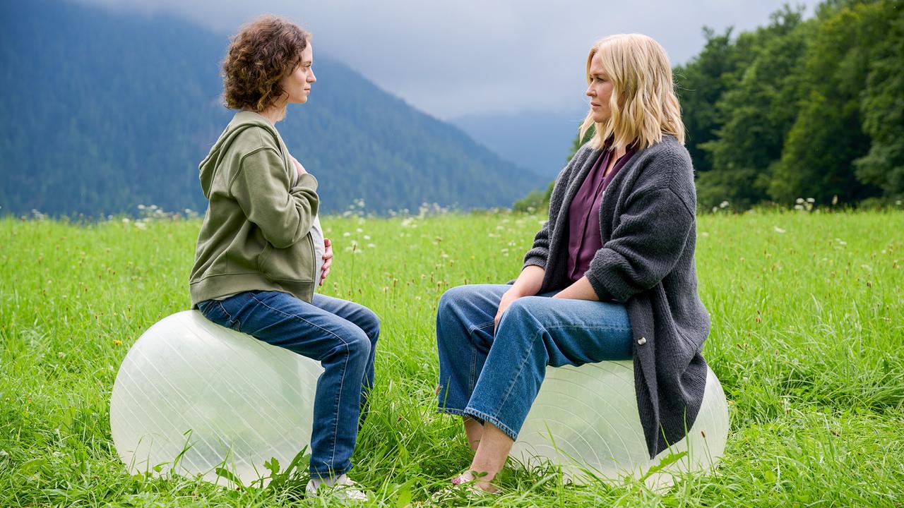 Sina Schumacher vertraut Lena Lorenz ihre Geschichte an.