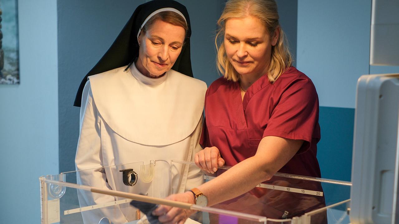 Priorin Josefina Mund erklärt Lena Lorenz, dass sie einen Weg finden möchte, damit Veronika auch in Zukunft Teil der Klostergemeinschaft bleiben darf.