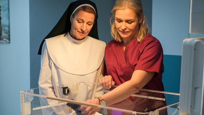 Priorin Josefina Mund erklärt Lena Lorenz, dass sie einen Weg finden möchte, damit Veronika auch in Zukunft Teil der Klostergemeinschaft bleiben darf.