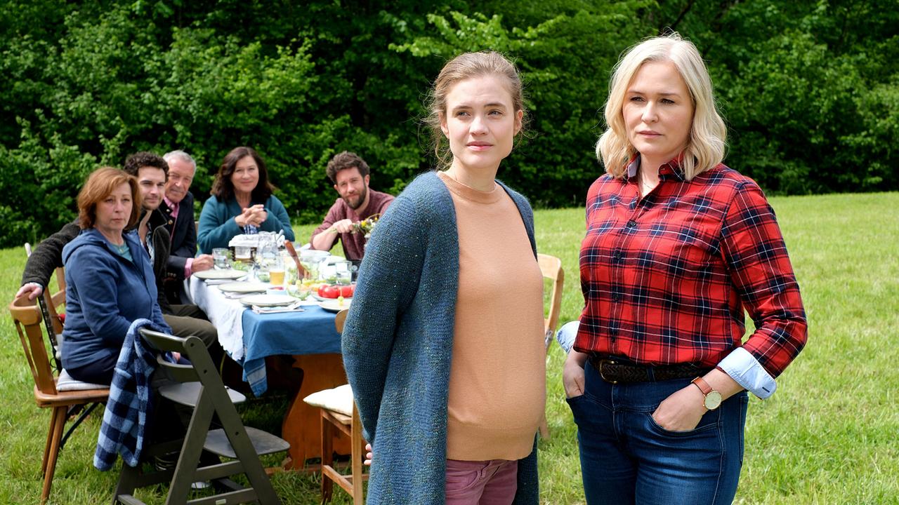 Die schwangere Novizin Veronika Mittermeier wird von Lena Lorenz, Liz White. Bastian Pfeiffer, Vinz Huber, Eva Lorenz und Schorschi Striebel herzlich auf dem Lorenzhof aufgenommen.