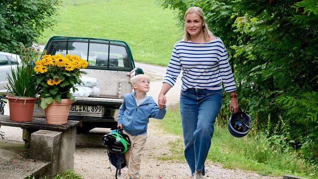 Lena Lorenz und der kleine Luis freuen sich sehr, dass Rob Manzini bald wieder bei ihnen sein wird.