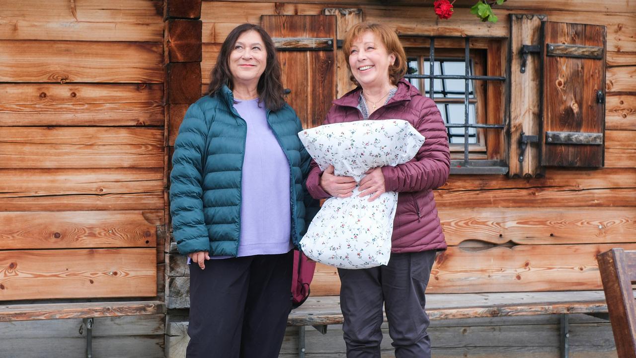 © ORF/ZDF/Jacqueline Krause-Burberg Eva Lorenz freut sich, dass ihre todkranke Schwester Liz geradezu vor Energie sprüht und unbedingt mit ihr eine Wanderung unternehmen möchte.