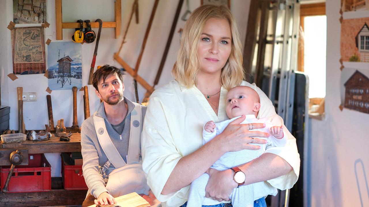 Lena Lorenz unterstützt Tom Baumgartner kurzfristig, dessen Frau plötzlich ins Krankenhaus musste.