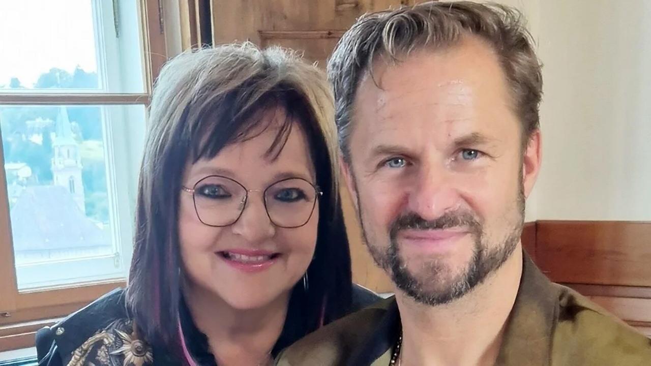 Marianne Hengl und Philipp Hochmair blicken in die Kamera.