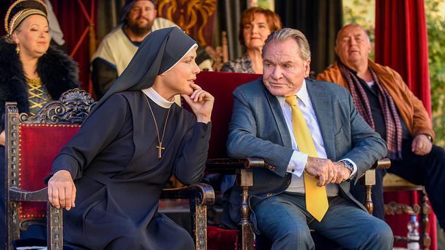 © ORF/BetaFilm/Barbara Bauriedl Im Bild: Schwester Hanna will mit Wöller verhandeln. Die Generalprobe zu den Ritterspielen wird aber durch ein Erdbeben unterbrochen (v.li.: Andrea Wildner, Janina Hartwig, Fritz Wepper, Annette Paulmann, Wolfgang Müller).