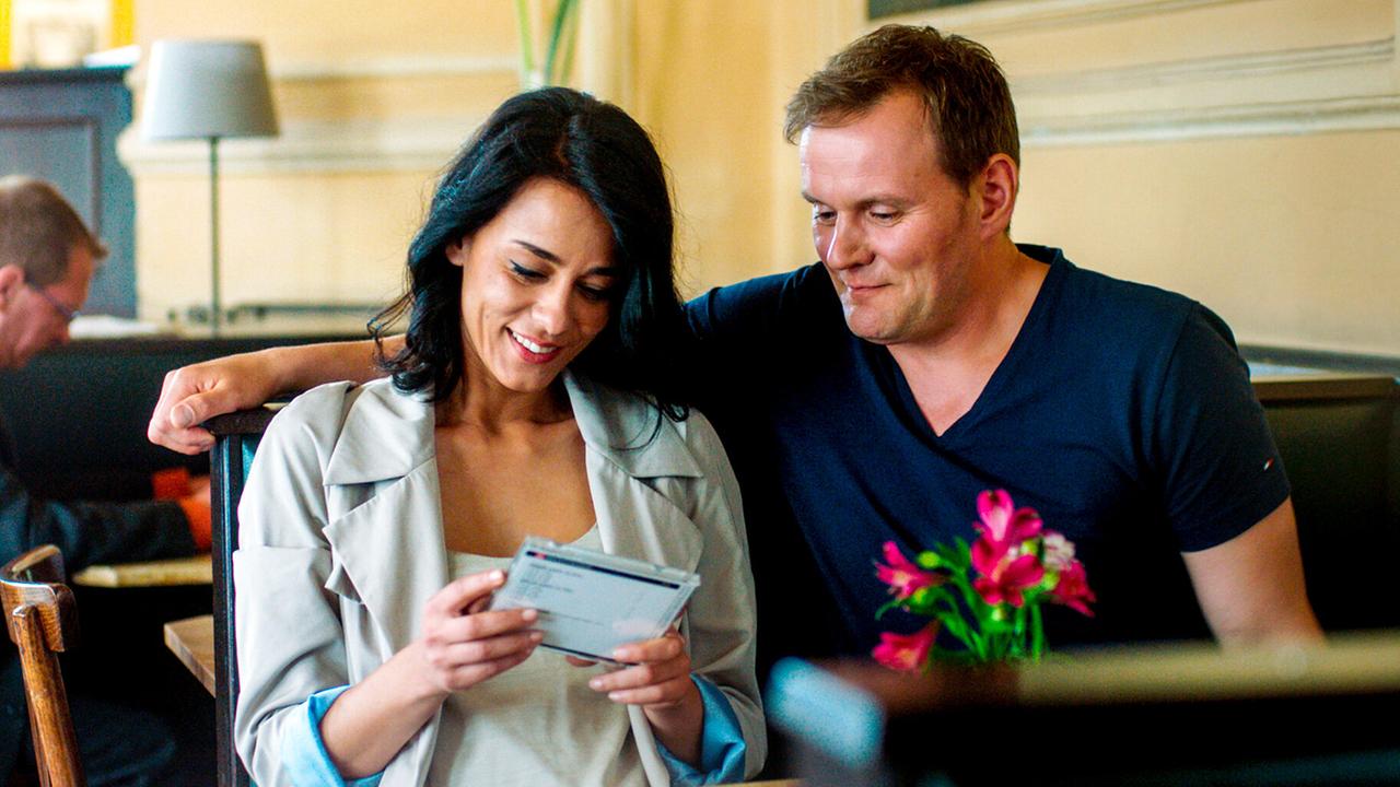 © ORF/Wega Film Liebe möglicherweise: Edita Malovcic (Leila), Devid Striesow (Michael)