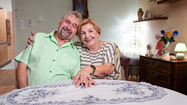 Albert und Anna einander lächelnd umarmend