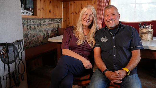 Klaus und Bea lachend nebeneinander 