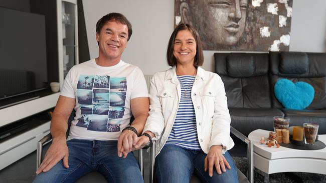 Hari und Isabella Händchen haltend und lächelnd