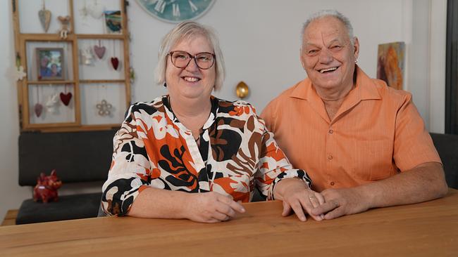 Heli und Conny lächelnd und mit ineinander verschränkten Fingern