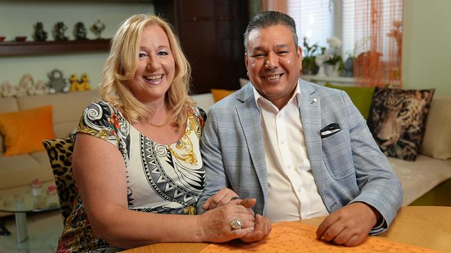 Sissy und Samuel lächelnd und Hände haltend