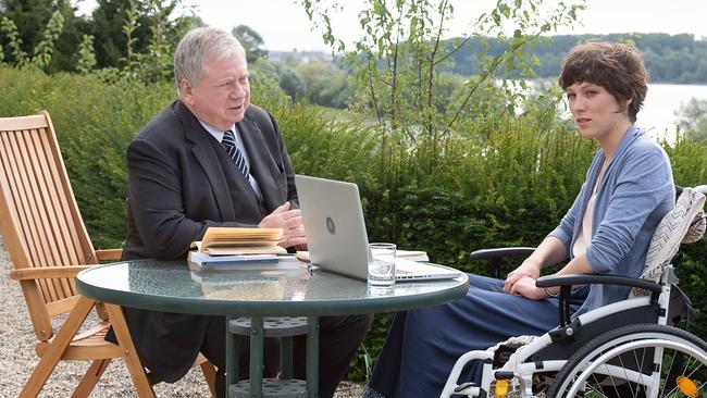 Im Bild: Tamara (Anabel Möbius), die wegen einer seltenen Krankheit im Rollstuhl sitzt, verschweigt Staatsanwalt Bernd Reuther (Rainer Hunold) einige Details, um ihre Schwester zu schützen.