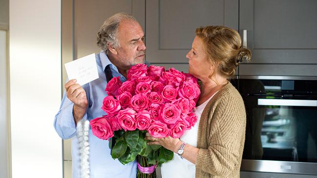 Im Bild: Georg (Christian Kohlund) wundert sich: Wer hat seiner Frau Christine (Suzanne von Borsody) die Rosen geschickt?