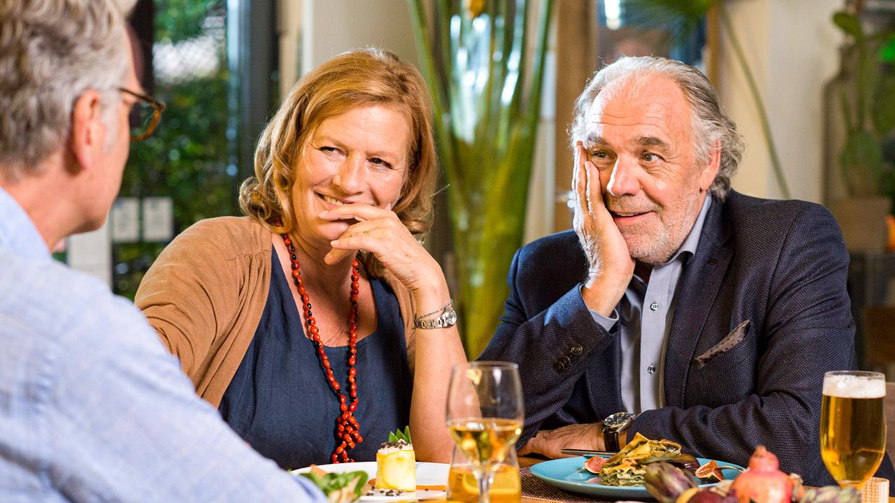 © ORF/Degeto/Thorsten Jander Im Bild: Alex (Walter Sittler, li.) staunt: Georg (Christian Kohlund) und Christine (Suzanne von Borsody) verstehen sich wieder besser