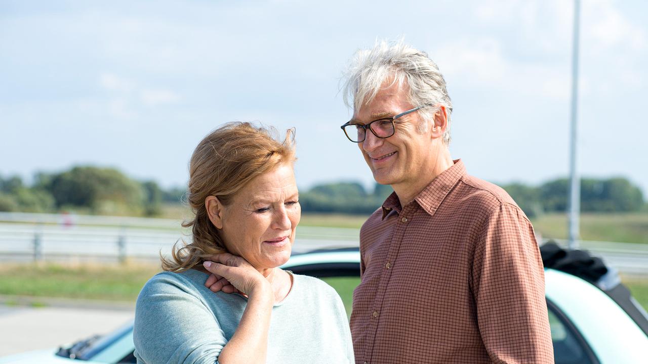 © ORF/Degeto/Thorsten Jander Im Bild: Alex (Walter Sittler) schwärmt seit langem für Christine (Suzanne von Borsody).