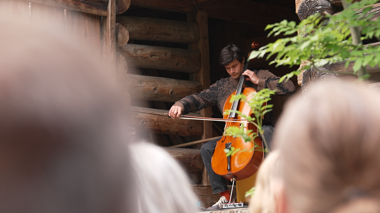 © ORF Tirol/Ferdinand Cibulka Lukas Lauermann spielt Cello beim Kunstfestival Medienfrische im Tiroler Bergdorf Boden