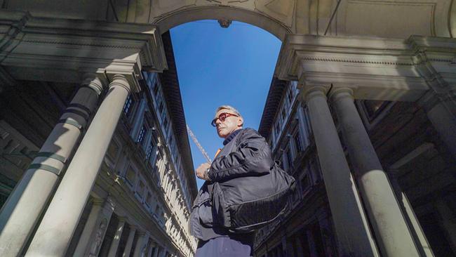 Wie ein Tourist macht sich Wolfgang Joop auf in die Uffizien. „Kunst ist überlebensnotwendig“, sagt er, vor allem in Zeiten von Umbrüchen, wie wir sie gerade erleben
