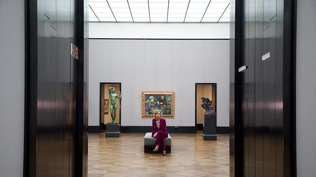 Katharina Grosse sitzend vor Bild „Im Wintergarten“ von Édouard Manet