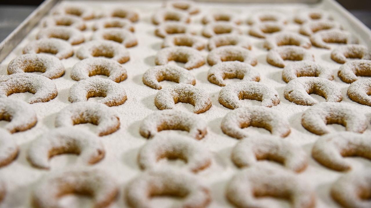 Fertig gebackene und frisch gezuckerte Vanillekipferl aus der Konditorei Munding in Innsbruck