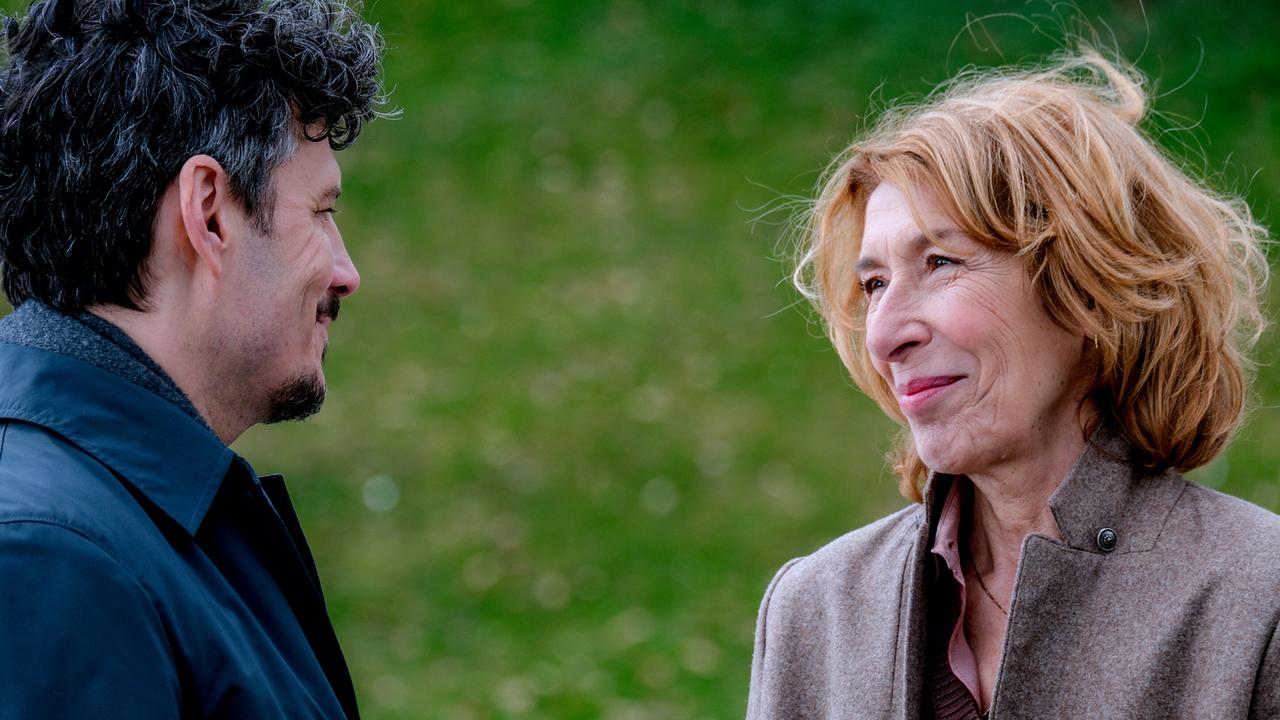 Im Grünen stehen sich Ricardo Westerhoff und Constanze Laux lächelnd gegenüber.