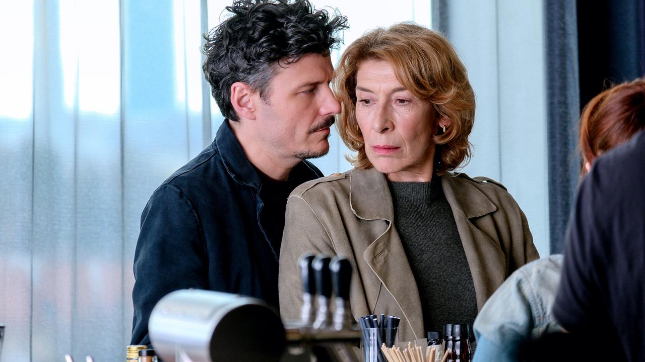 Ricardo Westerhoff und Constanze Laux stehen untertags an einer Bar-Theke dicht beieinander.