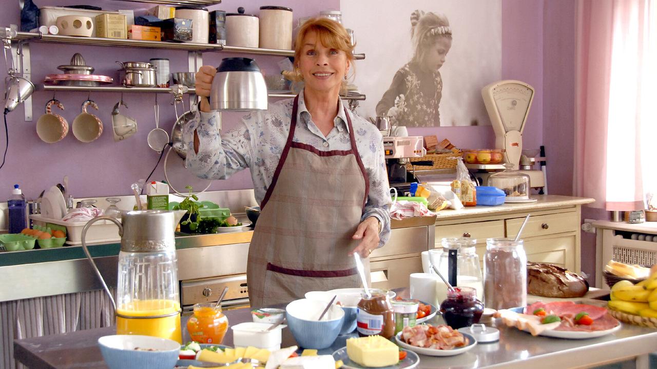Oma Luise krempelt den Haushalt von Tochter und Enkelin gehörig um - schon beim Frühstück.