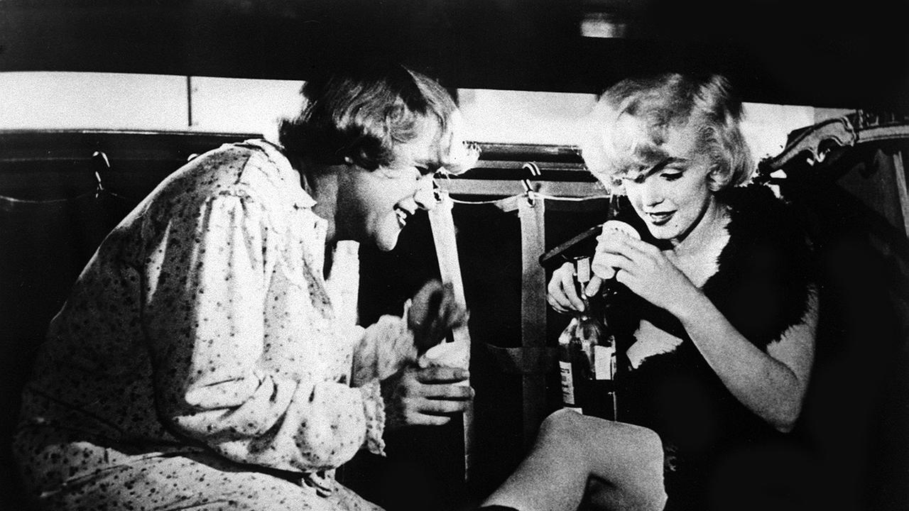 Im Bild: Jack Lemmon (Jerry), Marilyn Monroe (Sugar).