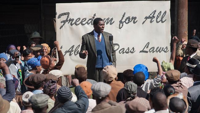 Im Bild: Aufruf zum Widerstand: Nelson Mandela (Idris Elba) spricht auf einer Kundgebung.