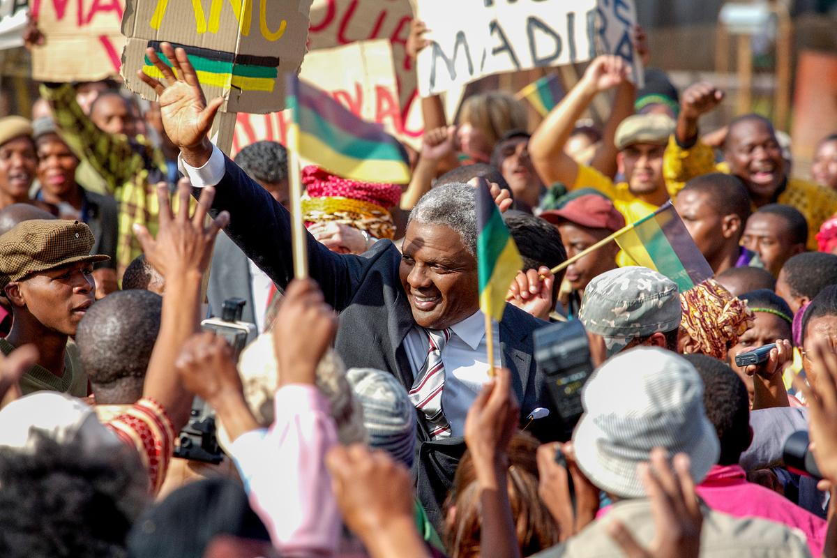 Im Bild: Nelson Mandela (Idris Elba) inmitten seiner Anhänger.
