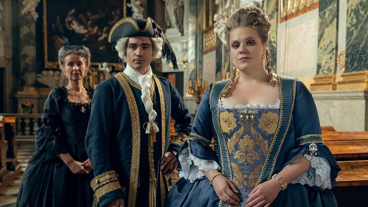 © ORF/MR Film/Czech Television/Dusan Martincek Maria Theresia (4): Lenka Vlasáková (Karolinevon Fuchs), Vojtěch Kotek (Franz Stephan), Stefanie Reinsperger (Maria Theresia)
