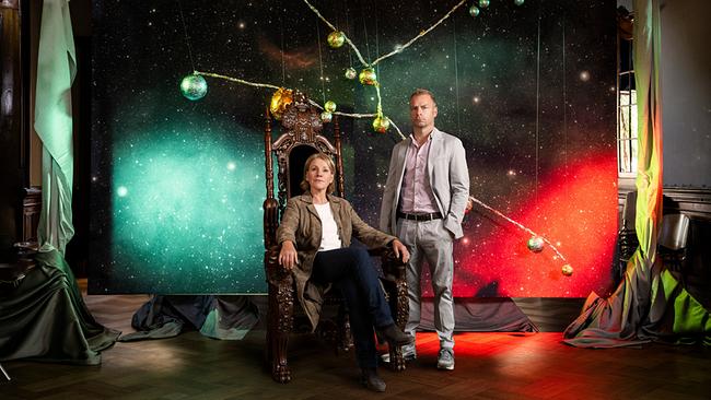 Im Bild: Marie Brand und Jürgen Simmel müssen sich im aktuellen Fall mit Verschwörungstheorien befassen.