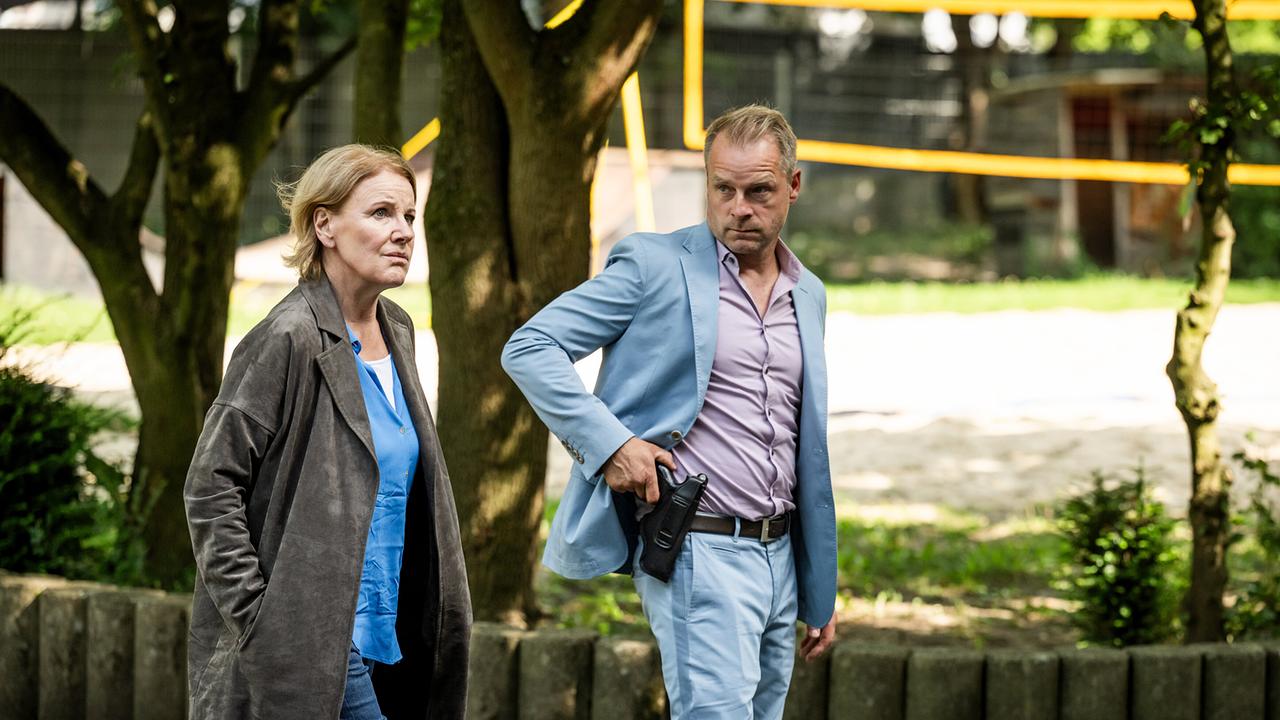 Marie Brand und Jürgen Simmel sind auf dem Weg zu einer alten Arbeitskollegin des Mordopfers.
