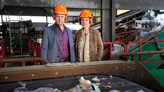 Im Bild: In ihrem aktuellen Fall ermitteln Marie Brand (Mariele Millowitsch) und Jürgen Simmel (Hinnerk Schönemann) auf einem Recyclinghof.