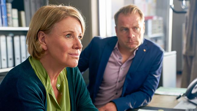 Im Bild: Marie Brand (Mariele Millowitsch) und Jürgen Simmel (Hinnerk Schönemann) befragen einen Bauarbeiter.