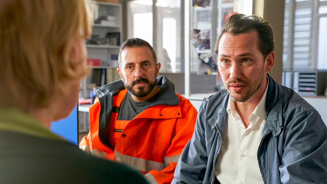 © ORF/ZDF/Guido Engels Im Bild: Der Italienischlehrer Antonio (Bernhard Glose, r.) hilft Marie Brand (Mariele Millowitsch, l.) bei der Befragung des italienischen Bauarbeiters (Andrea Morello, M.).