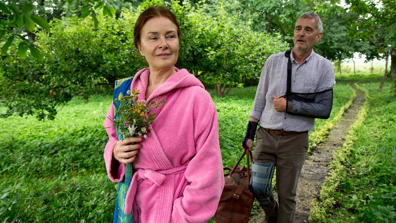 Im Bild: Roza (Lina Wendel) nimmt ihren Patienten Kurt (Hans-Uwe Bauer) mit in die polnische Heimat.