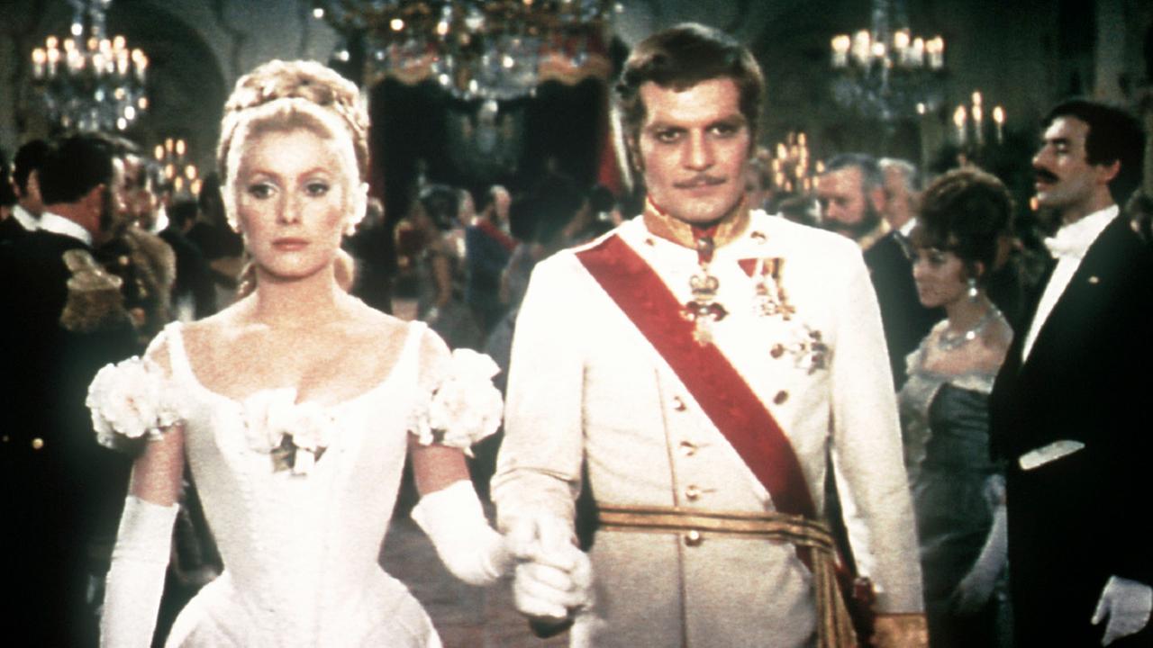 m Bild: Als er mit seiner Geliebten Maria Vetsera (Catherine Deneuve) öffentlich auftritt, sorgt Kronprinz Rudolf (Omar Sharif) für einen Skandal.