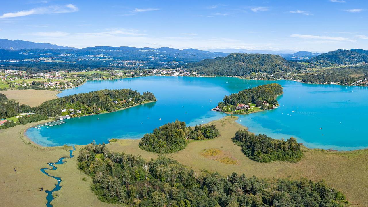 Mei liabste Weis: Der Faaker See glitzert türkisblau.