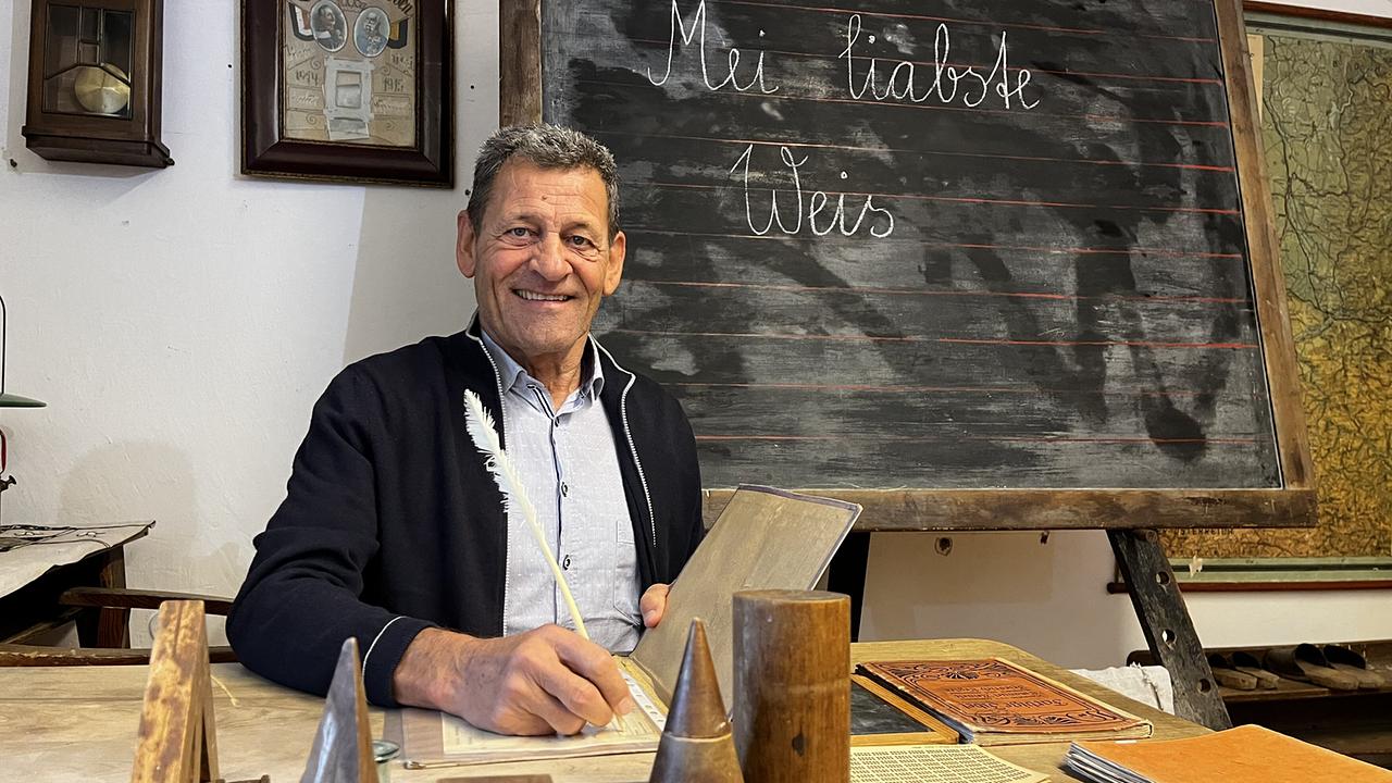 Mei liabste Weis: Im Jägerhaus in Großschönau ist ein Nostalgie-Klassenzimmer aufgebaut – Franz Posch verteilt hier Noten.