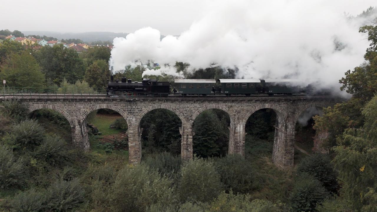 Mei liabste Weis:  Die Nostalgie-Dampflok der Waldviertelbahn tuckert über die Viadukte bei Weitra.