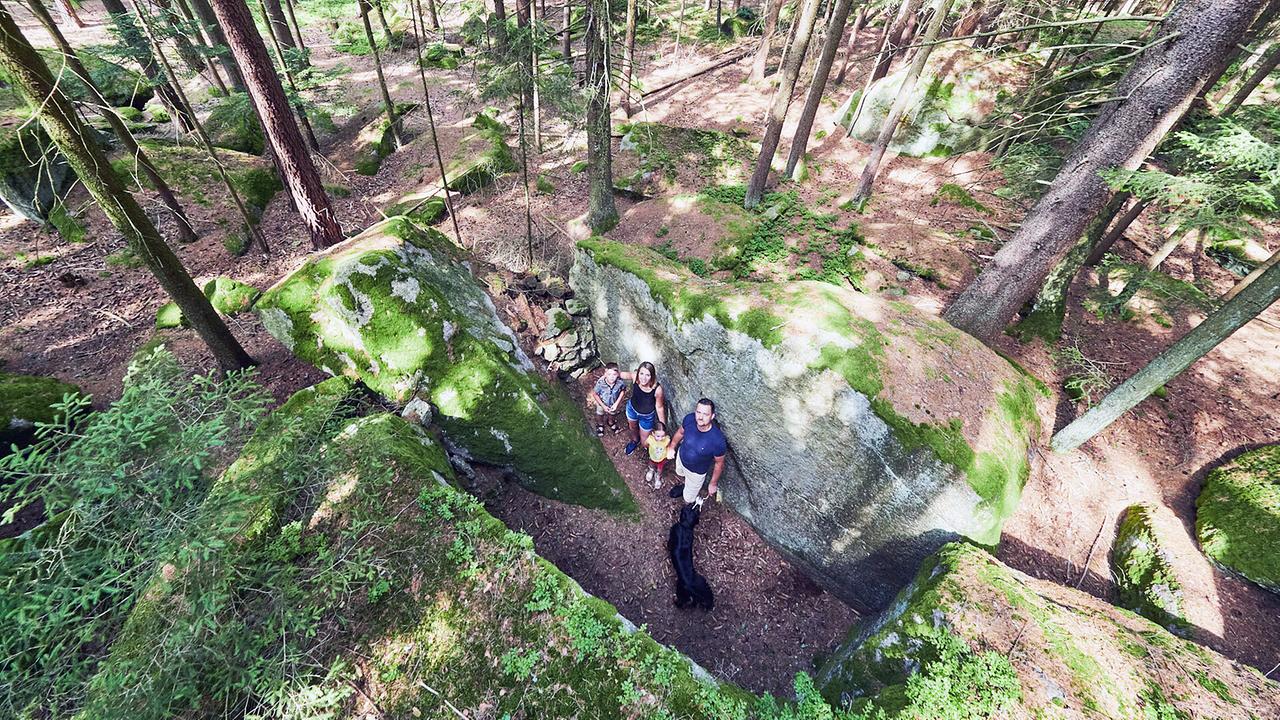 Mei liabste Weis: Die „Steinerne Stube“ ist ein wahrer Kraftplatz in Großschönau.